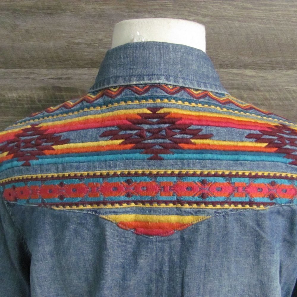 STETSON  WOMENS DENIM SHIRT WITH  SERAPE DESIGN ON THE CUFFS - Picture 6 of 11